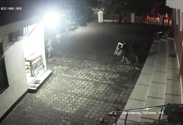 Tiga Anak Terekam CCTV Gondol Kotak Amal Masjid