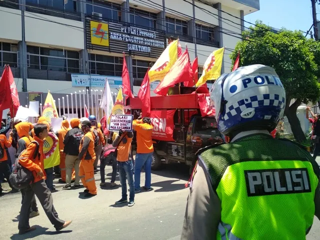 Kantor PLN Area Pengatur Distribusi Jatim Didemo