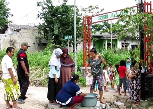 Emak-emak Sememi Jaya Mencuci Pakai Air Selokan