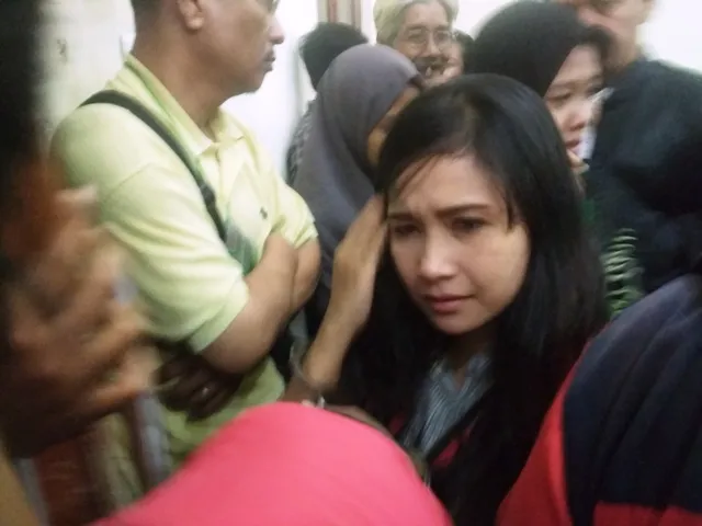 Andrianis Febby Anne Curi HP di Toko Pakaian