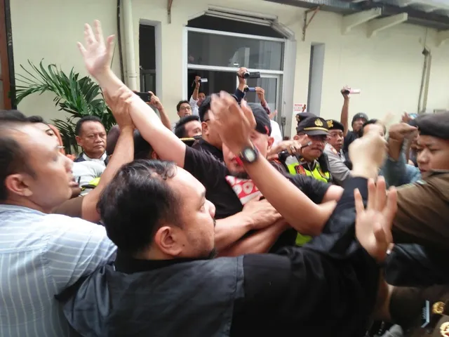 Ricuh! Ahmad Dhani Diseret Paksa Oknum Kejaksaan