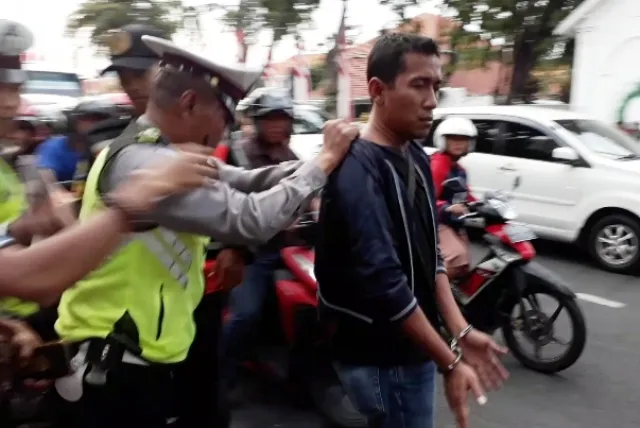 Copet Gubernur Suryo Menyusup Peserta Takjil