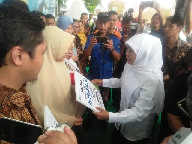 Gubernur Jatim Beri Kado Buruh Peringati Hardiknas