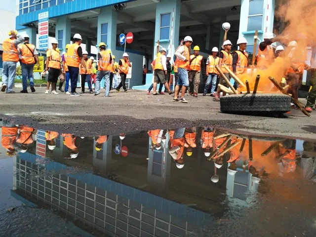 Demo TKBM Tanjung Perak Ricuh