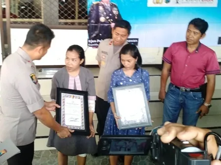 Perempuan Kakak Beradik Tabrak Jambret
