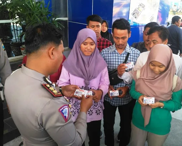 Satlantas Polrestabes Surabaya Bagikan SIM Gratis