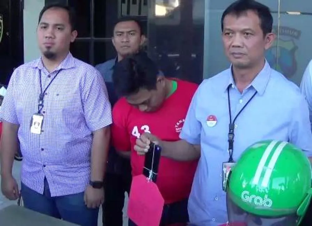 Penumpang Digerayangi Loncat dari Motor Ojol