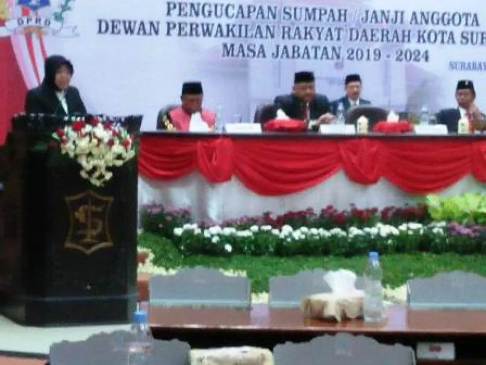 Risma Gantikan Gubernur Sambut Anggota Dewan