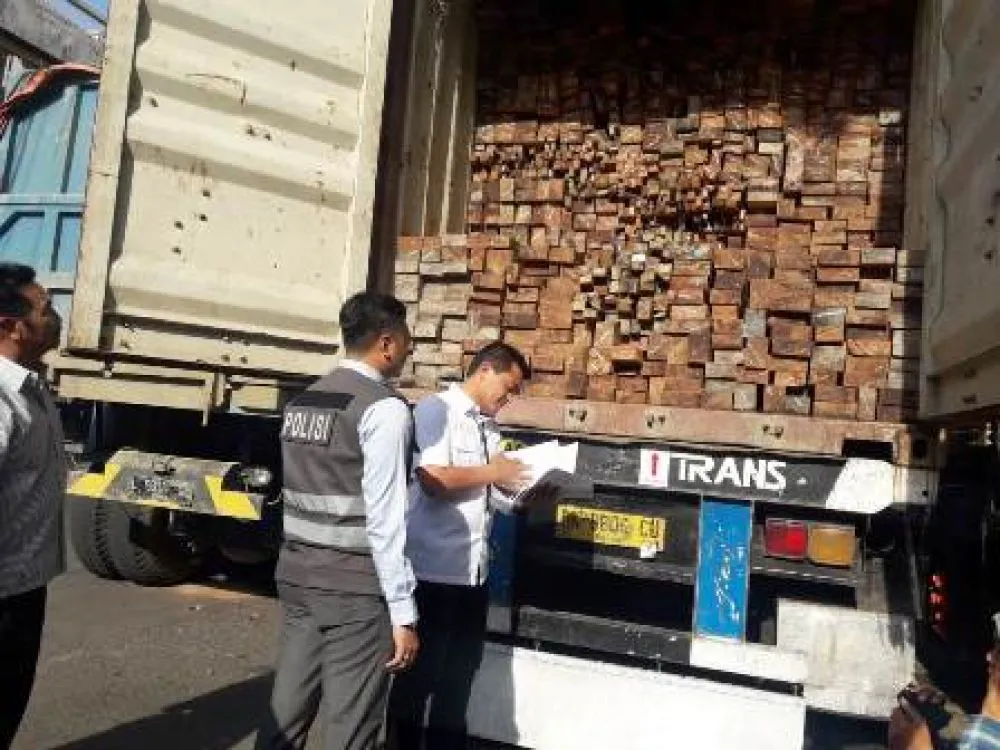 Polisi Amankan Kontainer Muat Kayu Meranti Olahan