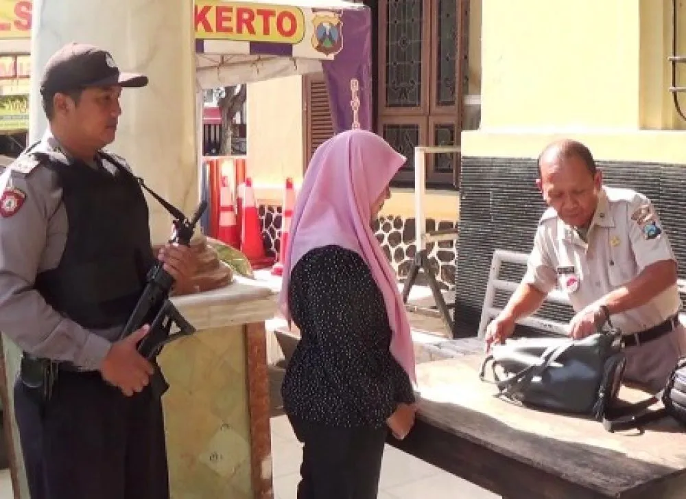 Pengamanan Markas Polsek Simokerto Diperketat