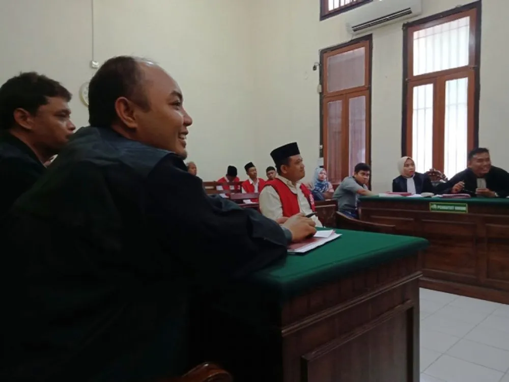 Asropin Disidang Oper Gadai Mobil Endang