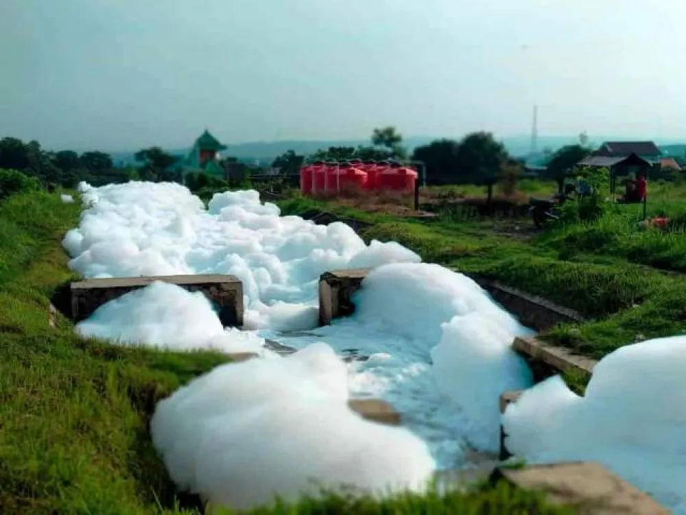 Pabrik Plastik Ponpes Alfalah Buang Limbah Ngawur