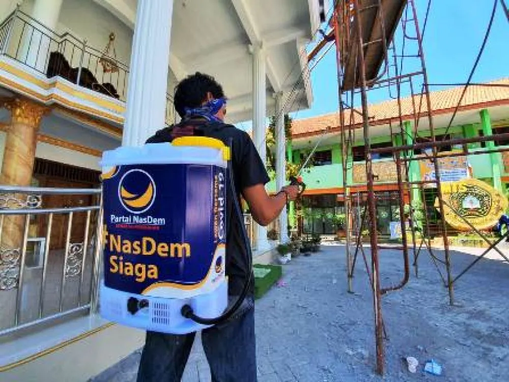 Nasdem Pasuruan Semprot Disinfektan ke Ponpes