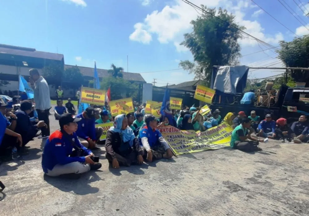 Ratusan Karyawan PT Sarirajut Indah Demo