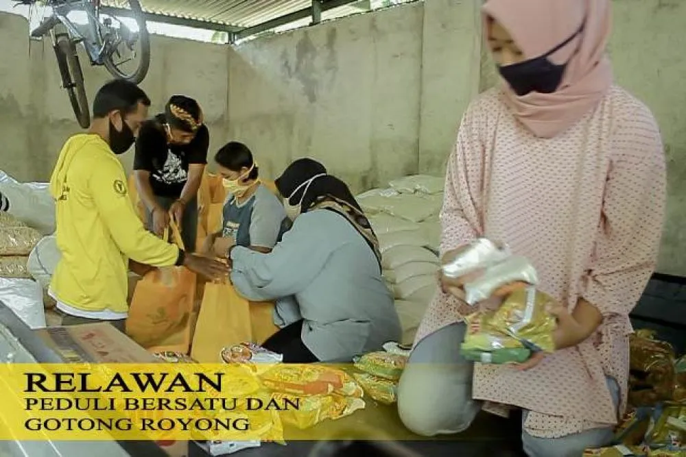 Sugiarto Golkar Bagi-bagi 1200 Paket Sembako