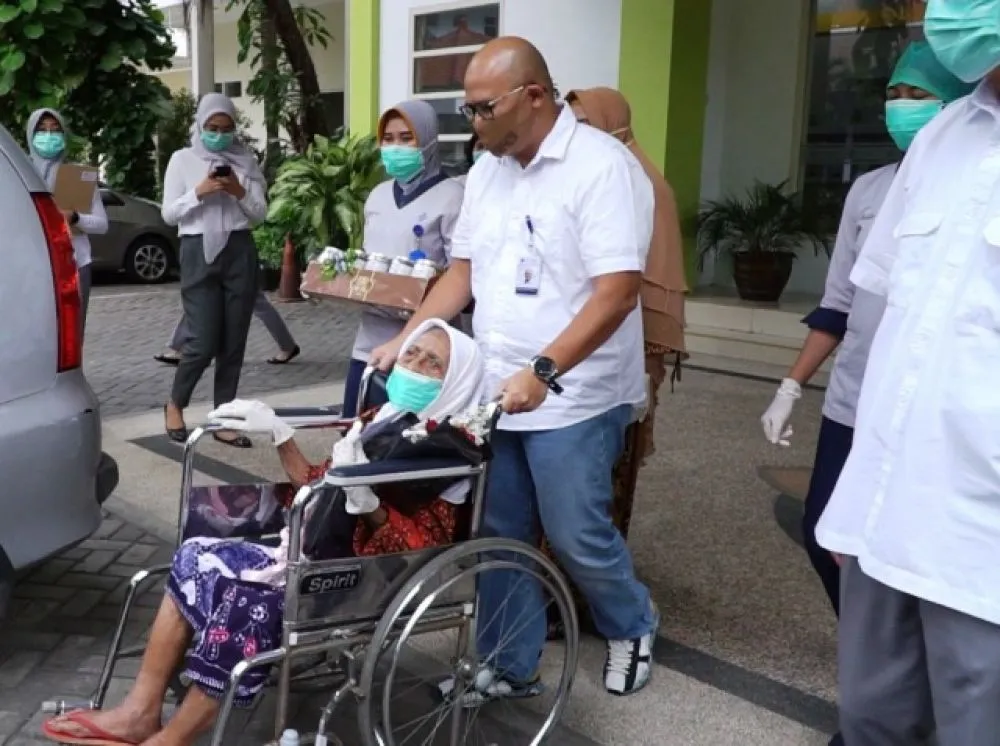 Cara Dokter Tangani Pasien 105 Tahun dari Covid-19