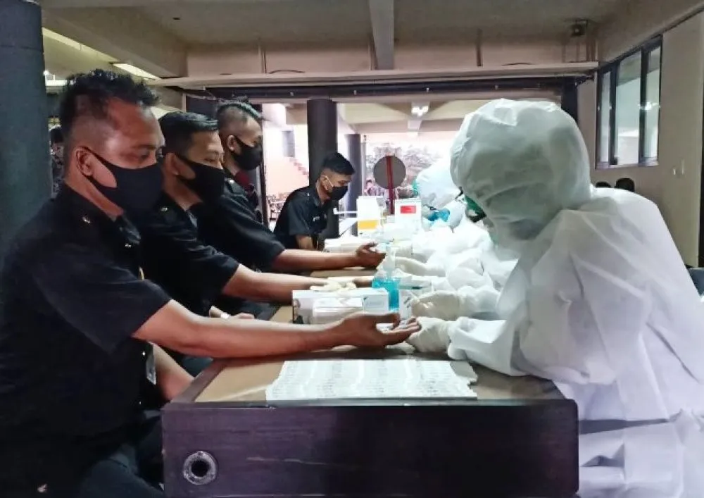 PNS dan Karyawan DPRD Jatim Jalani Rapid Test