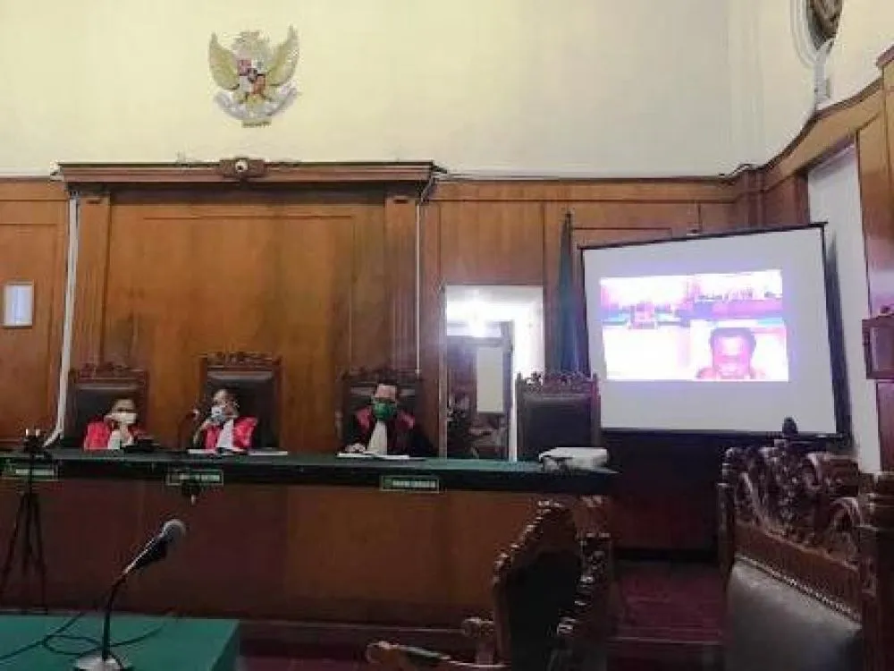 Utomo dan Amiruddin Mencuri Kardus Kosong
