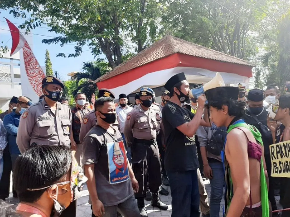 Demo Proyek Masker di Pasuruan Berujung Ricuh