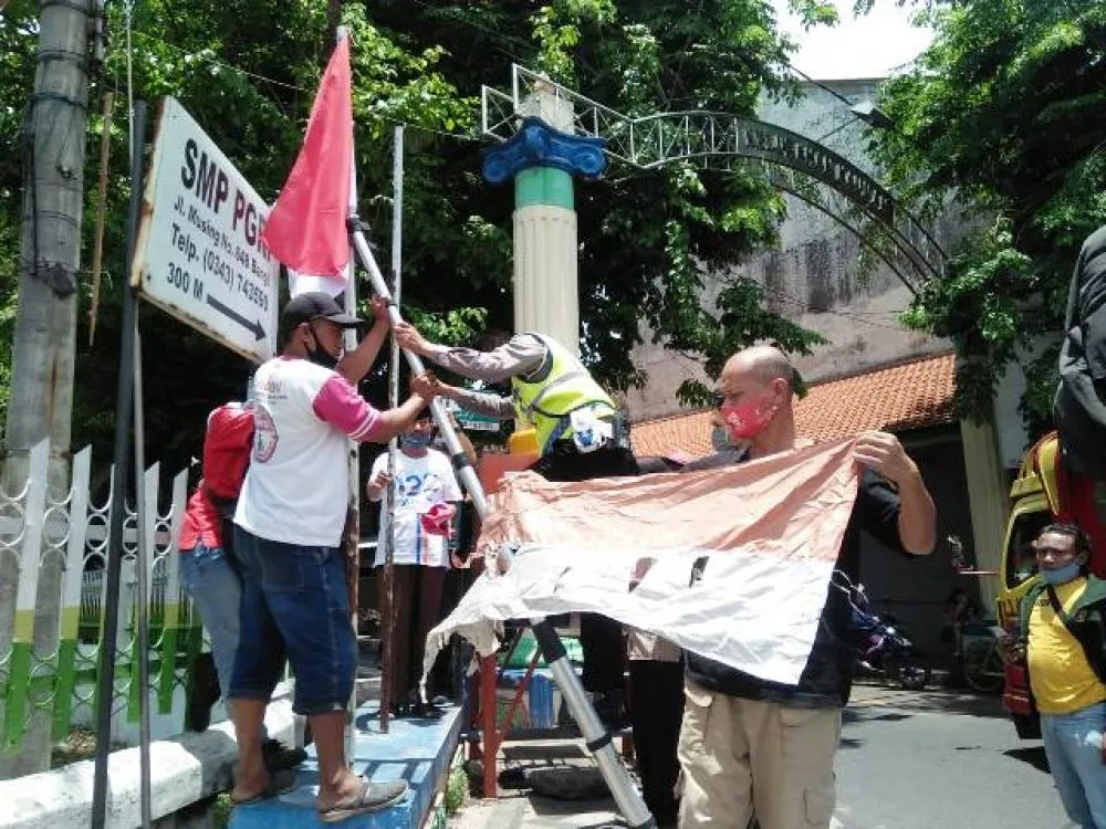 5 Tukang Becak Ganti Bendera Merah Putih Rusak