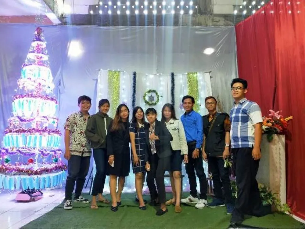 300 Masker Hiasi Pohon Natal
