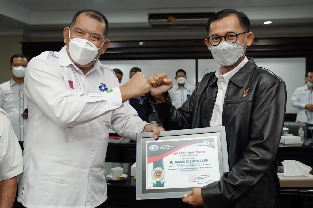 Direksi Pelindo III Terima Gelar Kehormatan INAMPA