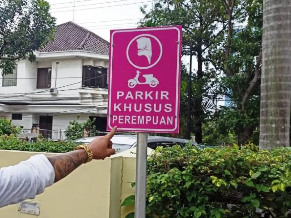 RS Haji Khususkan Parkir Perempuan, Kalau Pasien?