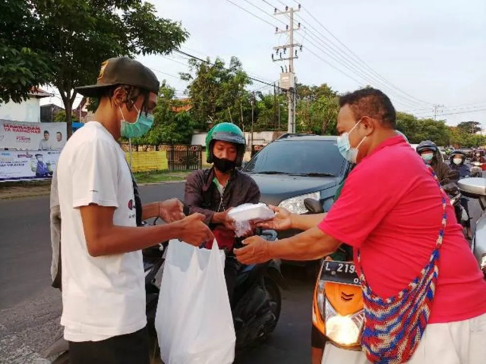 Pendeta, Mahasiswa dan Pelajar Papua Bagi Takjil