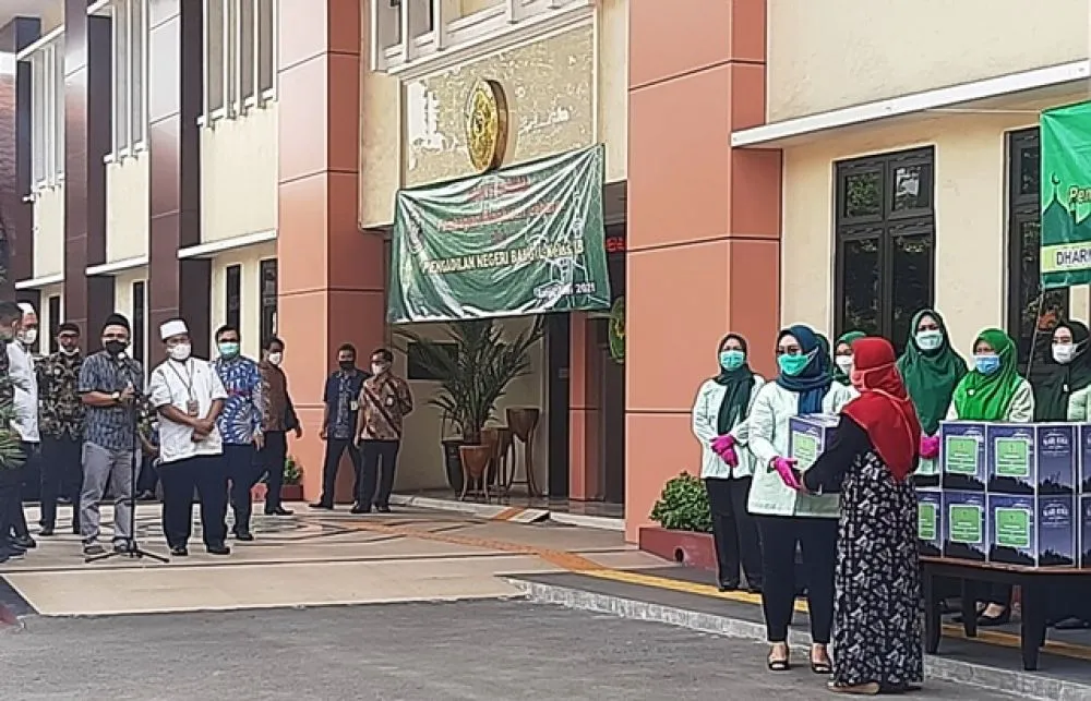 Hakim PN Bangil Patungan Bantu Warga Sekitar