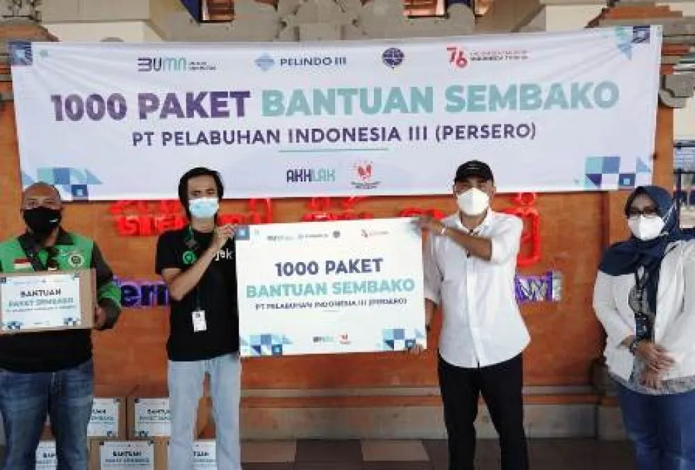 Pelindo 3 Bagikan Sembako Gratis Bagi Pengemudi Angkutan Umum dan Angkutan Daring