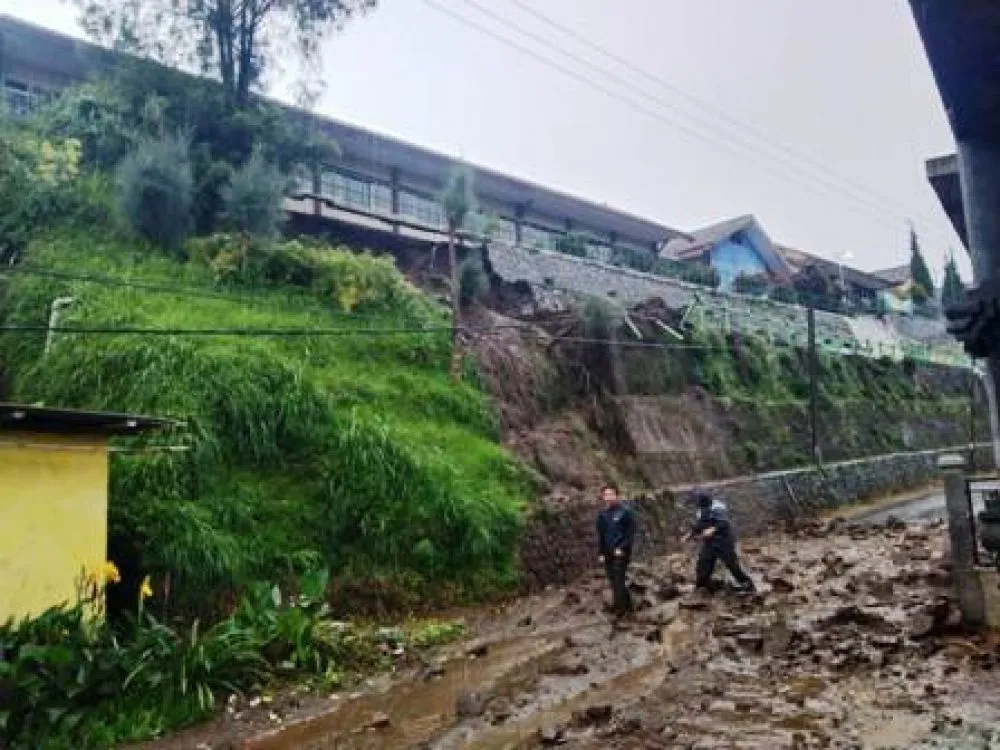 Plengsengan Penyangga SMPN 1 Tosari Longsor