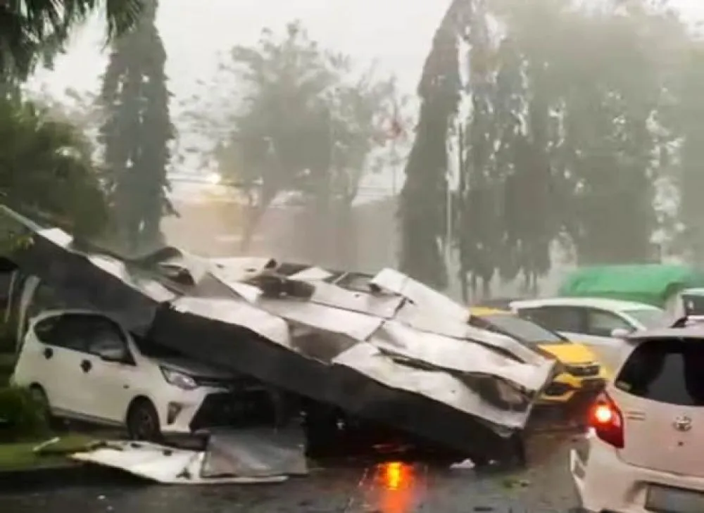 Hujan Angin Sasar Mal Kediri