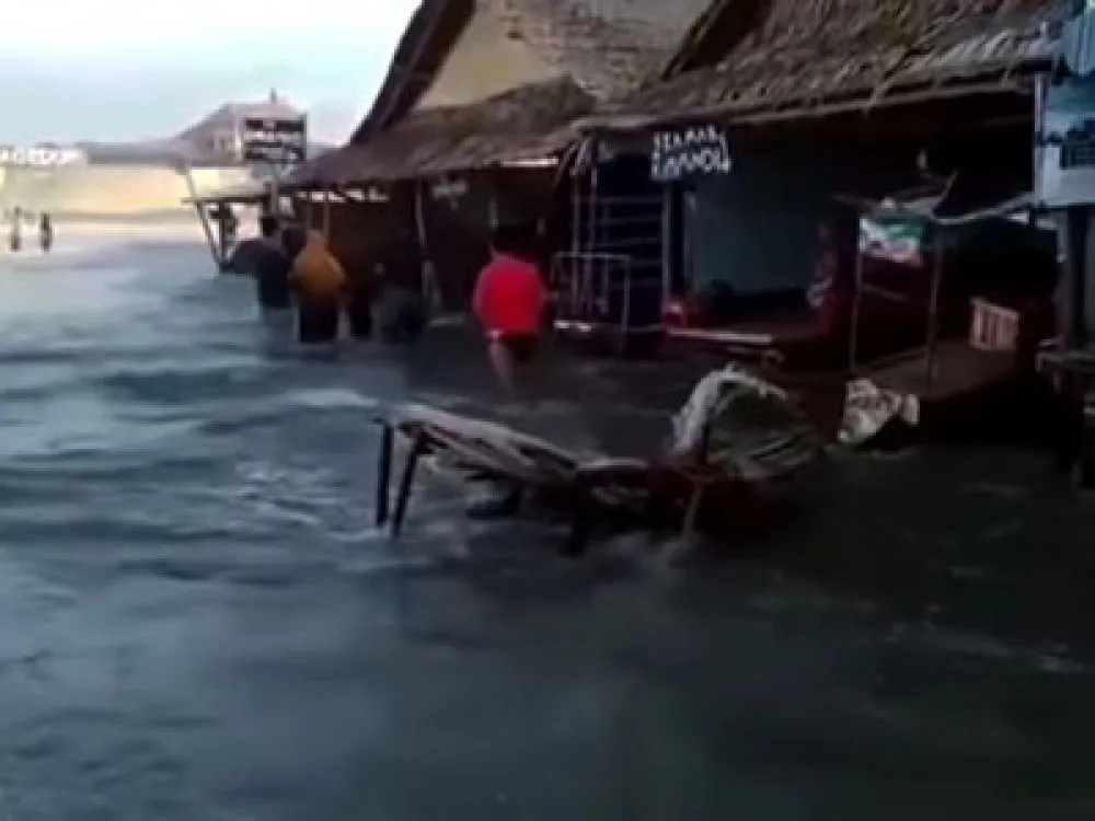 Gelombang Tinggi Hantam Luluhan Kios Warung