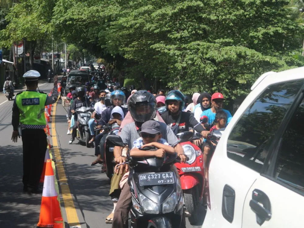 Kemacetan Panjang Saat Perayaan Lebaran Topat