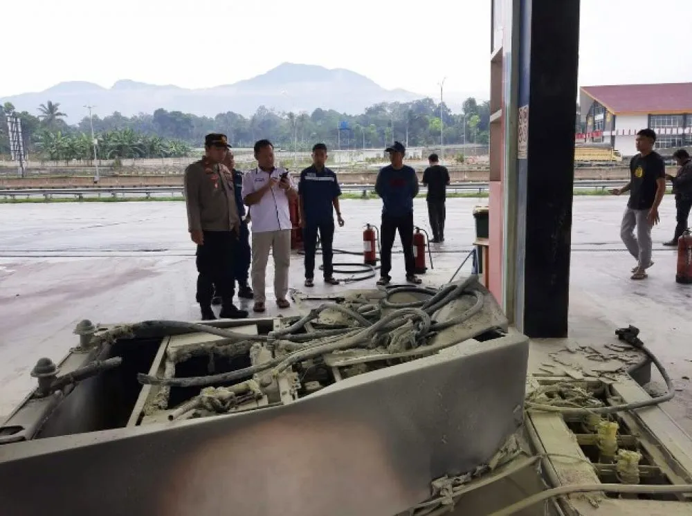 Ditabrak Truk, Dispenser SPBU Tol Lampung Terbakar