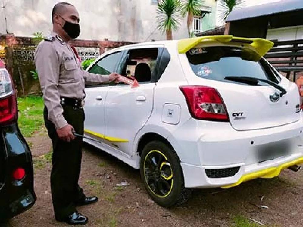 Petugas Polsek Mataram saat melakukan olah TKP.