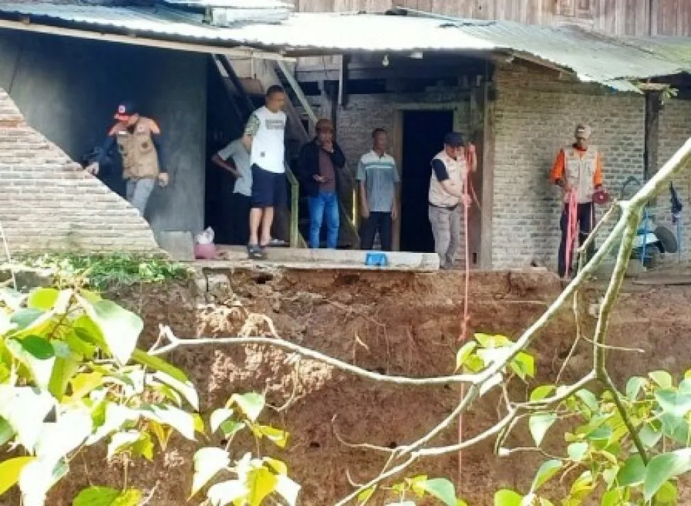 Rumah Warga Nyaris Roboh Akibat Tanah Longsor