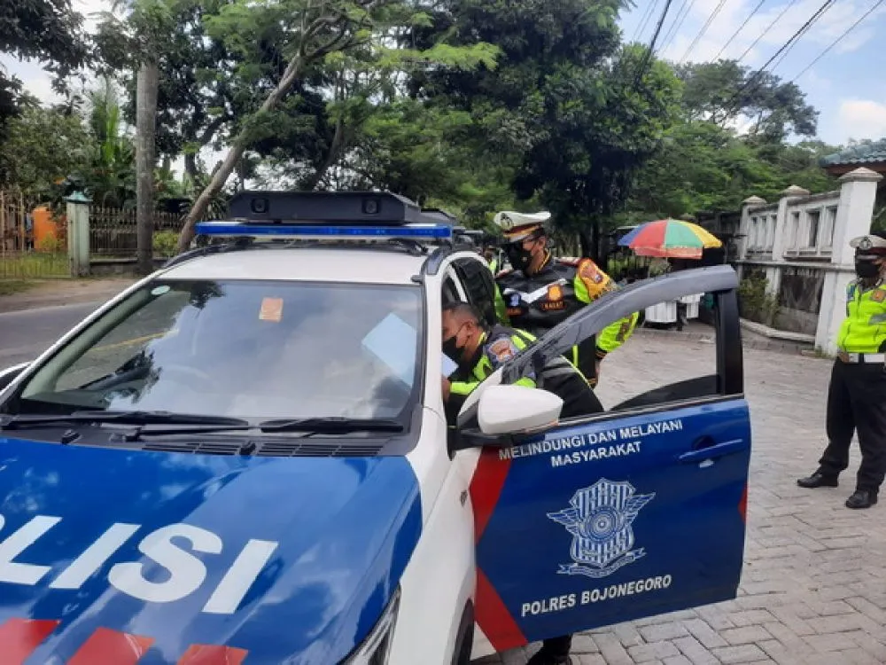 Polantas Bojonegoro Pakai Mobil Incar Tilang Pelanggar