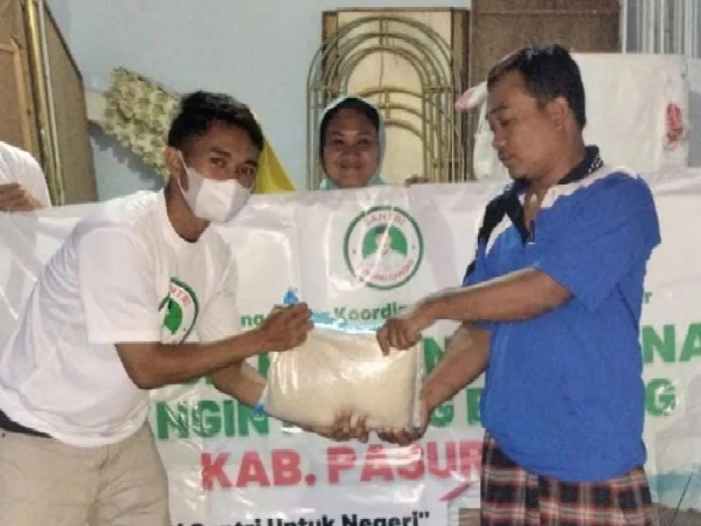 Santri Pendukung Ganjar Bantu Korban Bencana Puting Beliung Pasuruan