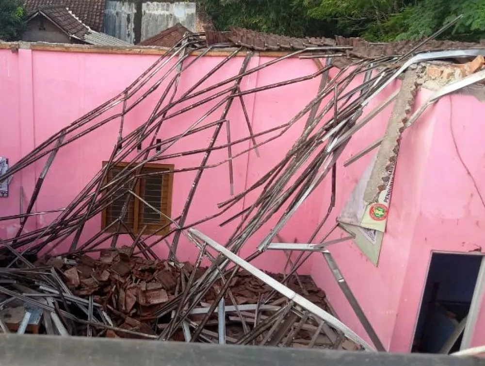 Akibat Hujan Angin, Atap Gedung PGRI Ambruk