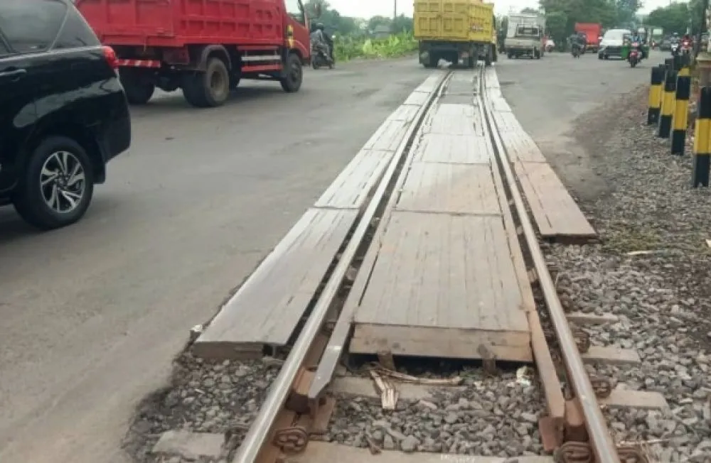 Hati-hati Jalur Kereta Api Latek Diperbaiki