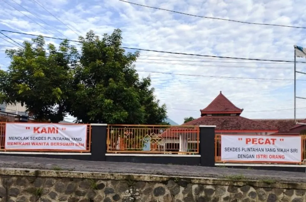 Sekdes Pelintahan Diteror Banner Perselingkuhan