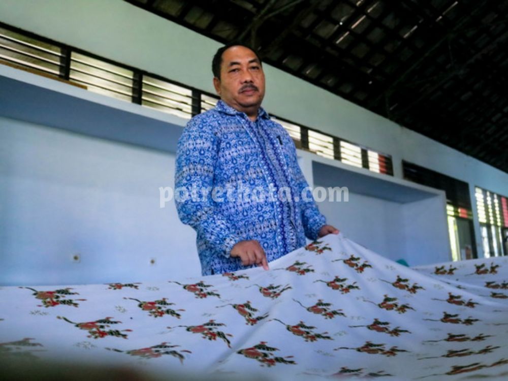 Istiqlal, Kepala SMKN 5 Mataram saat menunjukkan batik Sasambo karya siswanya.