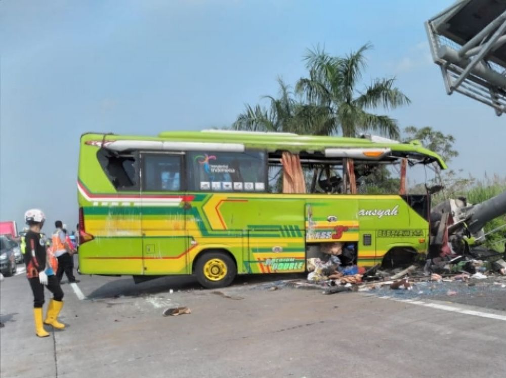Bus Ardiansyah saat mengalami kecelakaan di Tol Sumo.