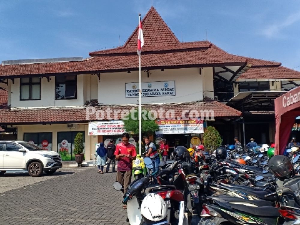 Samsat Tandes Surabaya Barat, Sabtu, (04/06/2022).