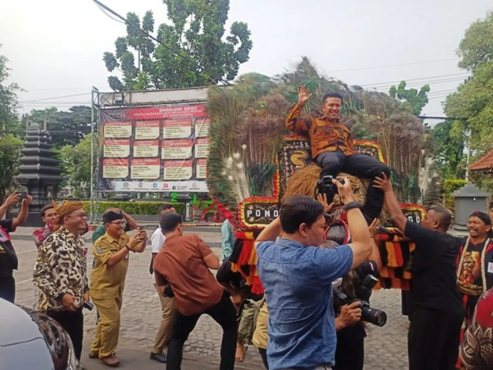 Emil Dardak Buka Acara Pameran Lukisan SSS