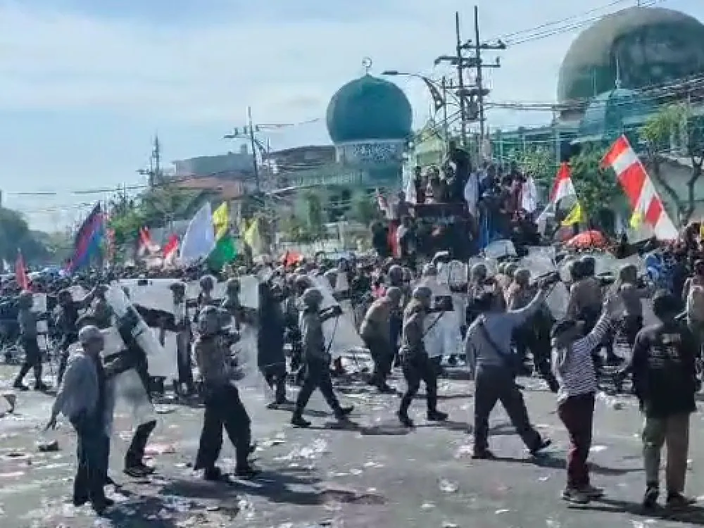 Demo RUU Pilkada 2024 di DPRD Jatim Ricuh