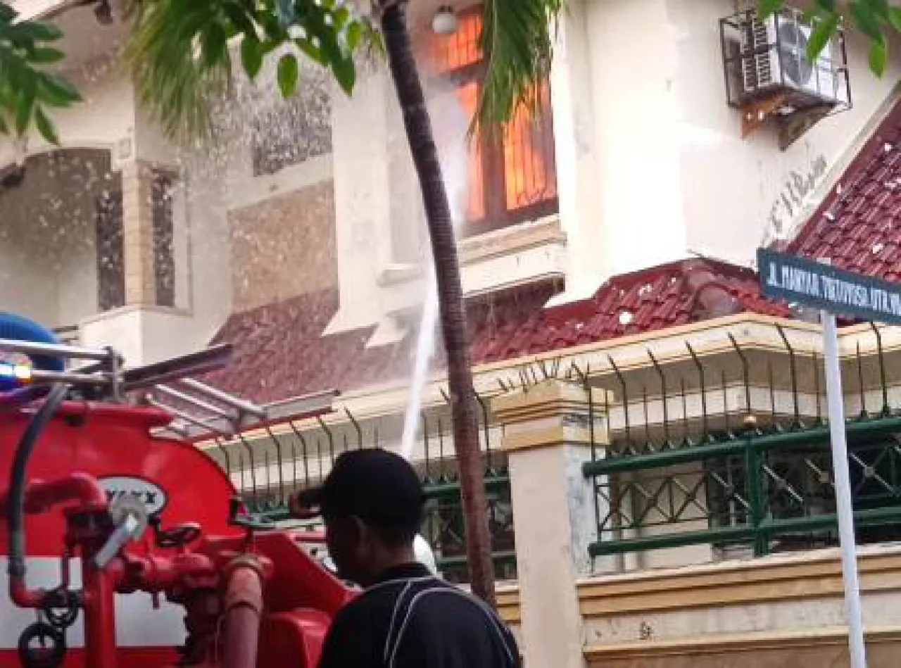 Akibat Ketiduran Rumah Mewah di Manyar Tirtoyoso Ludes Terbakar