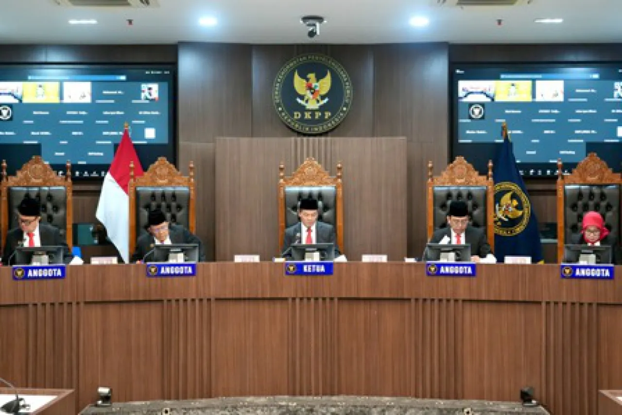 DKPP Pecat Anggota Bawaslu Surabaya Muhammad Agil Akbar