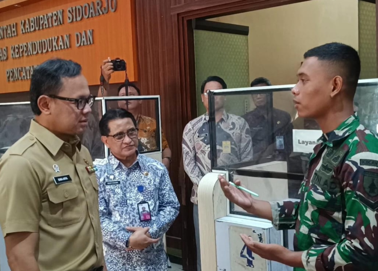 Bima Arya Sugiarto di Dispendukcapil Sidoarjo